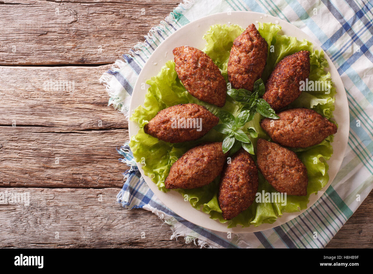 Cucina Araba: Carne Antipasto kibbeh close-up su una piastra. Vista orizzontale dal di sopra Foto Stock