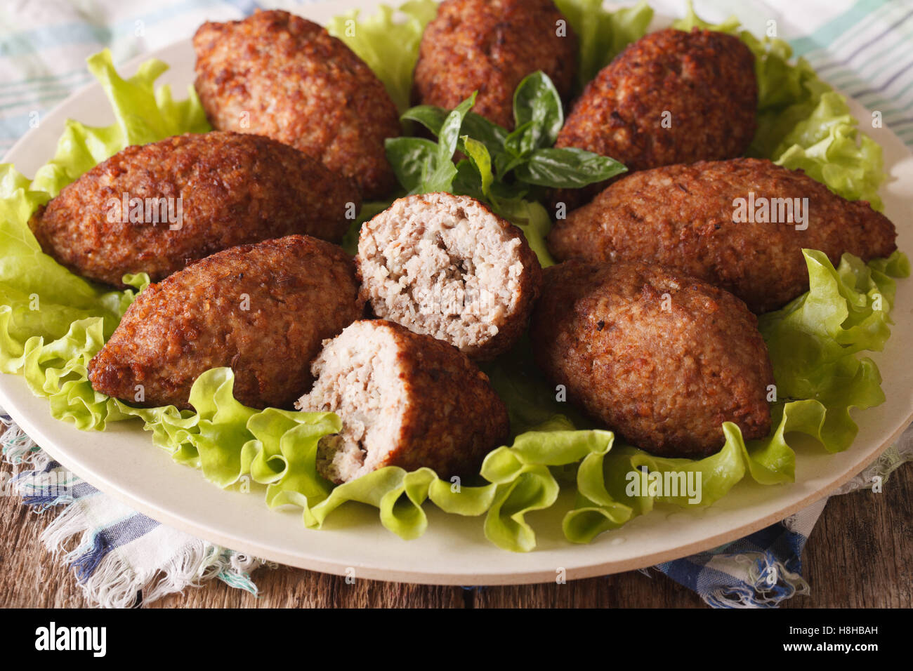 Cucina Araba: Carne Antipasto kibbeh close-up su una piastra orizzontale. Foto Stock