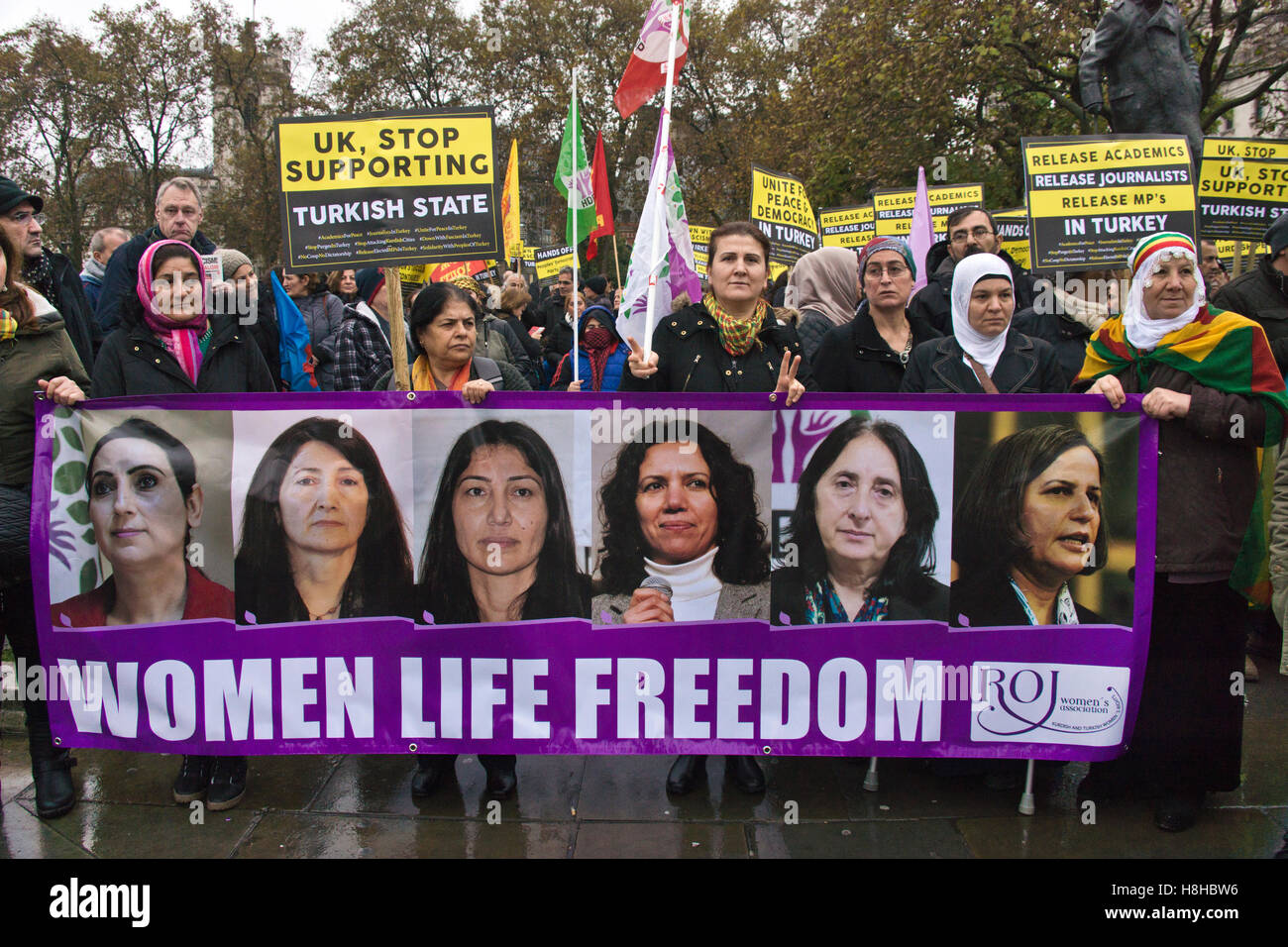 Femmina curda protester tenendo un cartello contro la censura e la chiusura del curdo partito politico HDP in Turchia / Londra Foto Stock