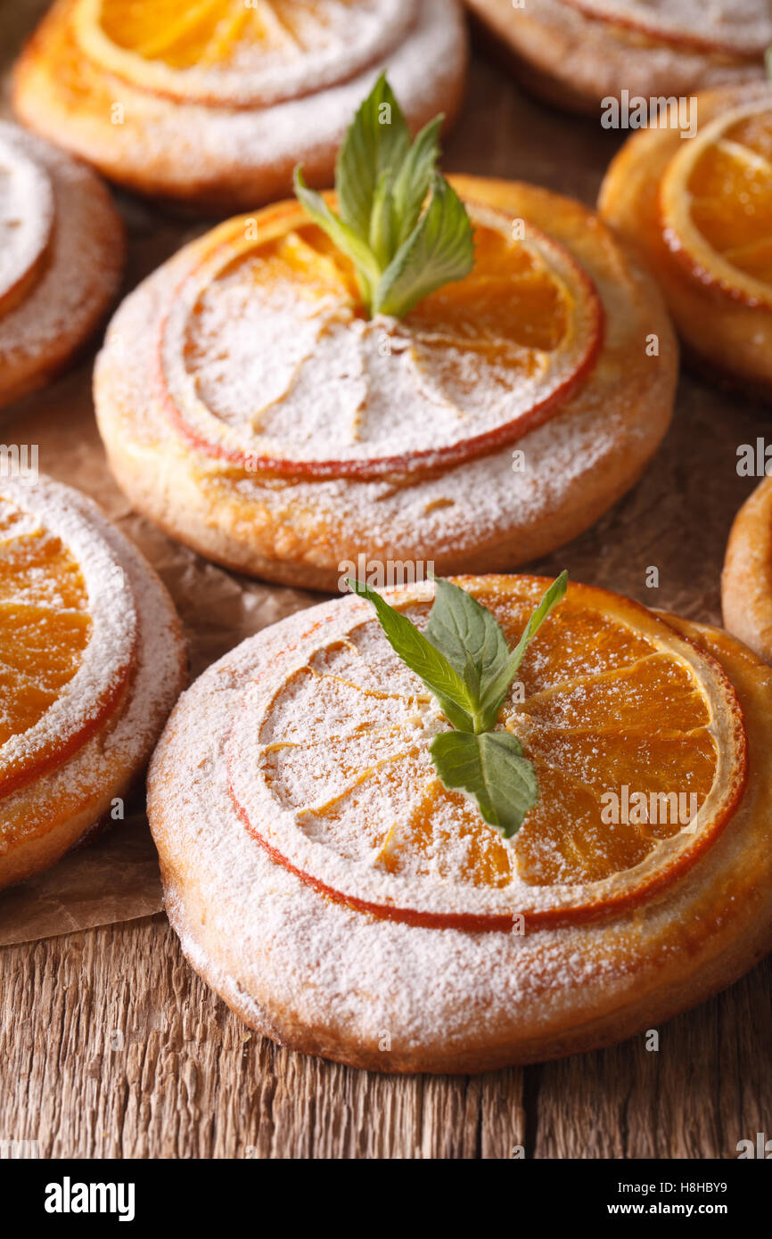 Biscotti di mandorla con arancia e menta macro sul piano verticale. Foto Stock