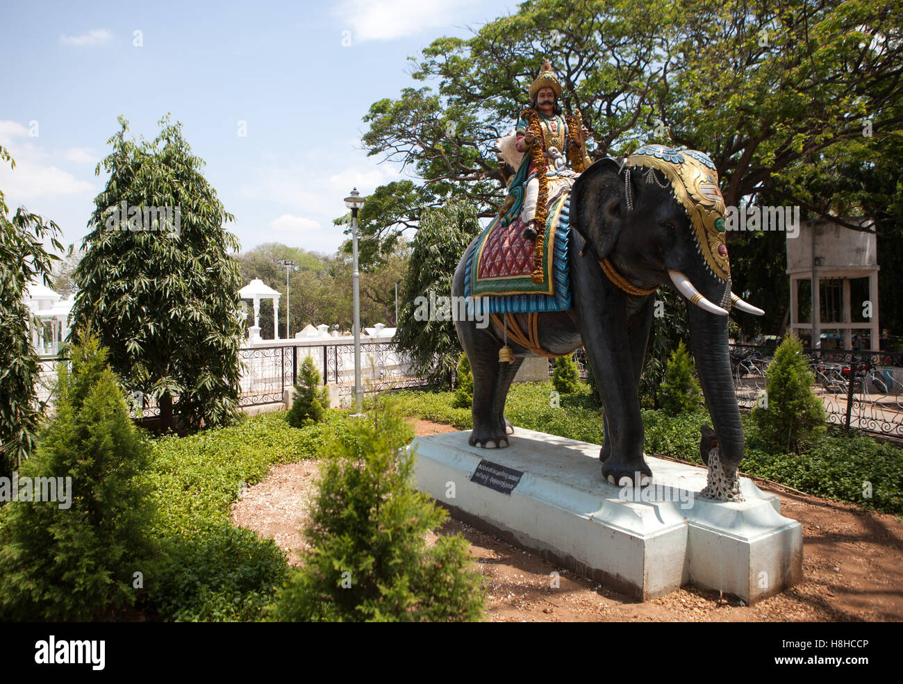 Statua di re Karikala Chola su un elefante al Grand Anicut Memorial Park,India. viaggio - India 2 Foto Stock