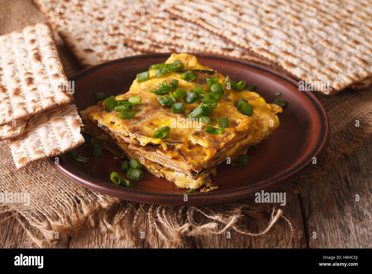 Frittata ebraica: matzah brei con le cipolle verdi close-up su una piastra orizzontale. Foto Stock