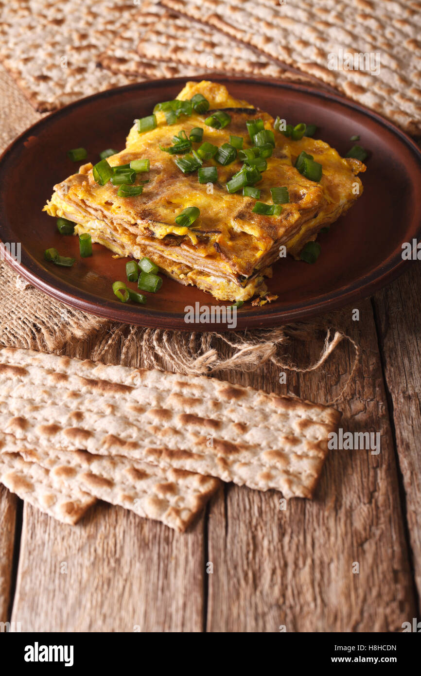 Frittata ebraica: matzah brei con le cipolle verdi close-up su una piastra. In verticale Foto Stock