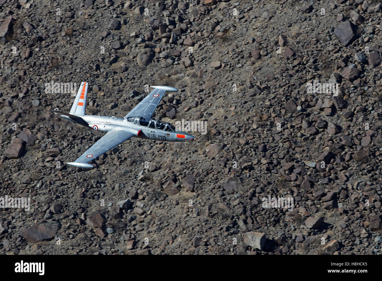 Fouga Magister, 1950 francesi hanno fatto Jet Trainer, Flyingster, volare attraverso Rainbow Canyon, California, 8 novembre 2016 Foto Stock