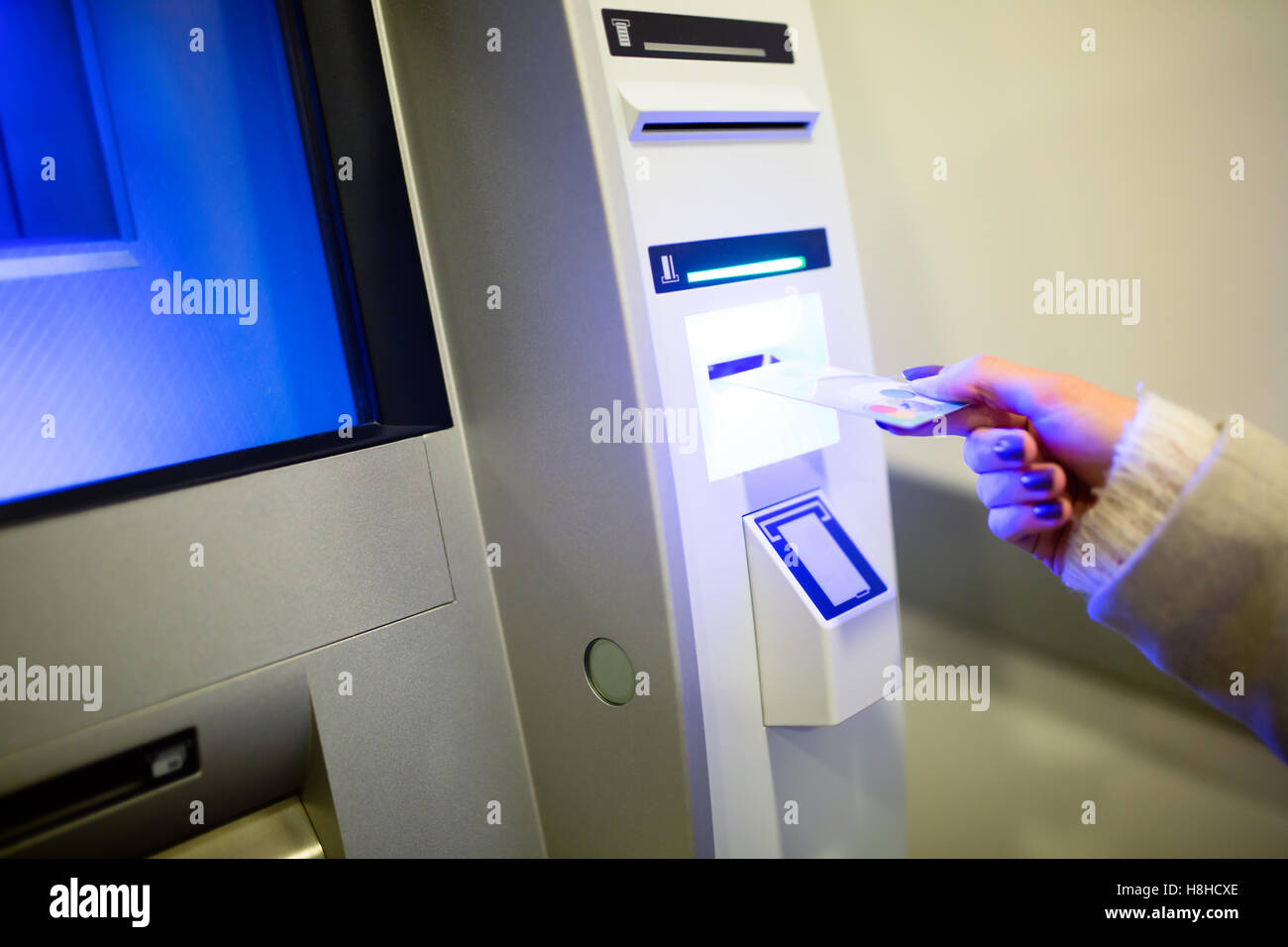 Prelevare denaro dal bancomat con la carta di credito Foto Stock