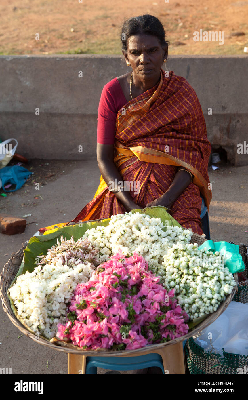 Donna che vendono fiori al di fuori del tempio Brihadeeswarar a Thanjavur, Tamil Nadu, India. Foto Stock