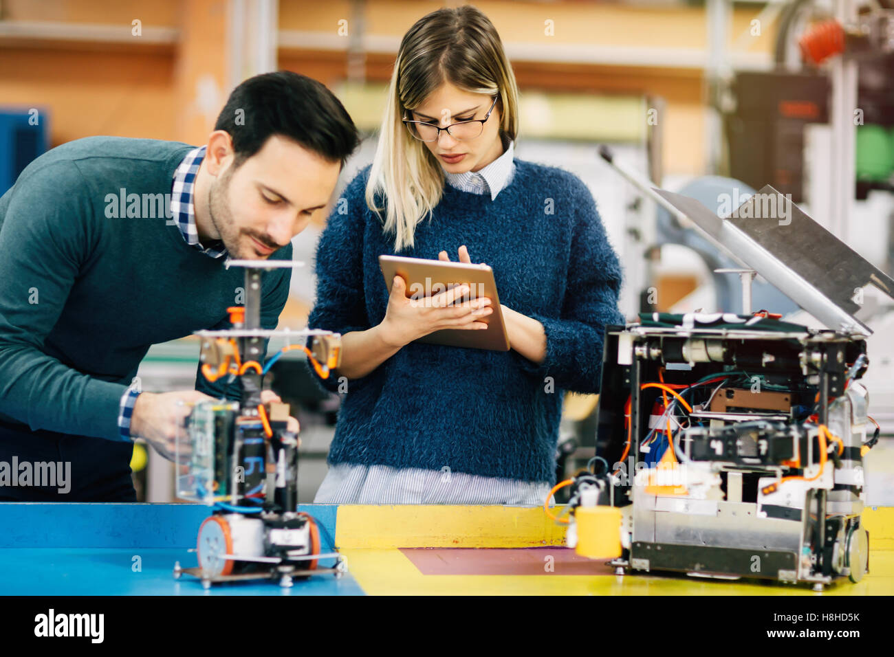 Ingegnere di robotica gli studenti al lavoro di squadra sul progetto Foto Stock