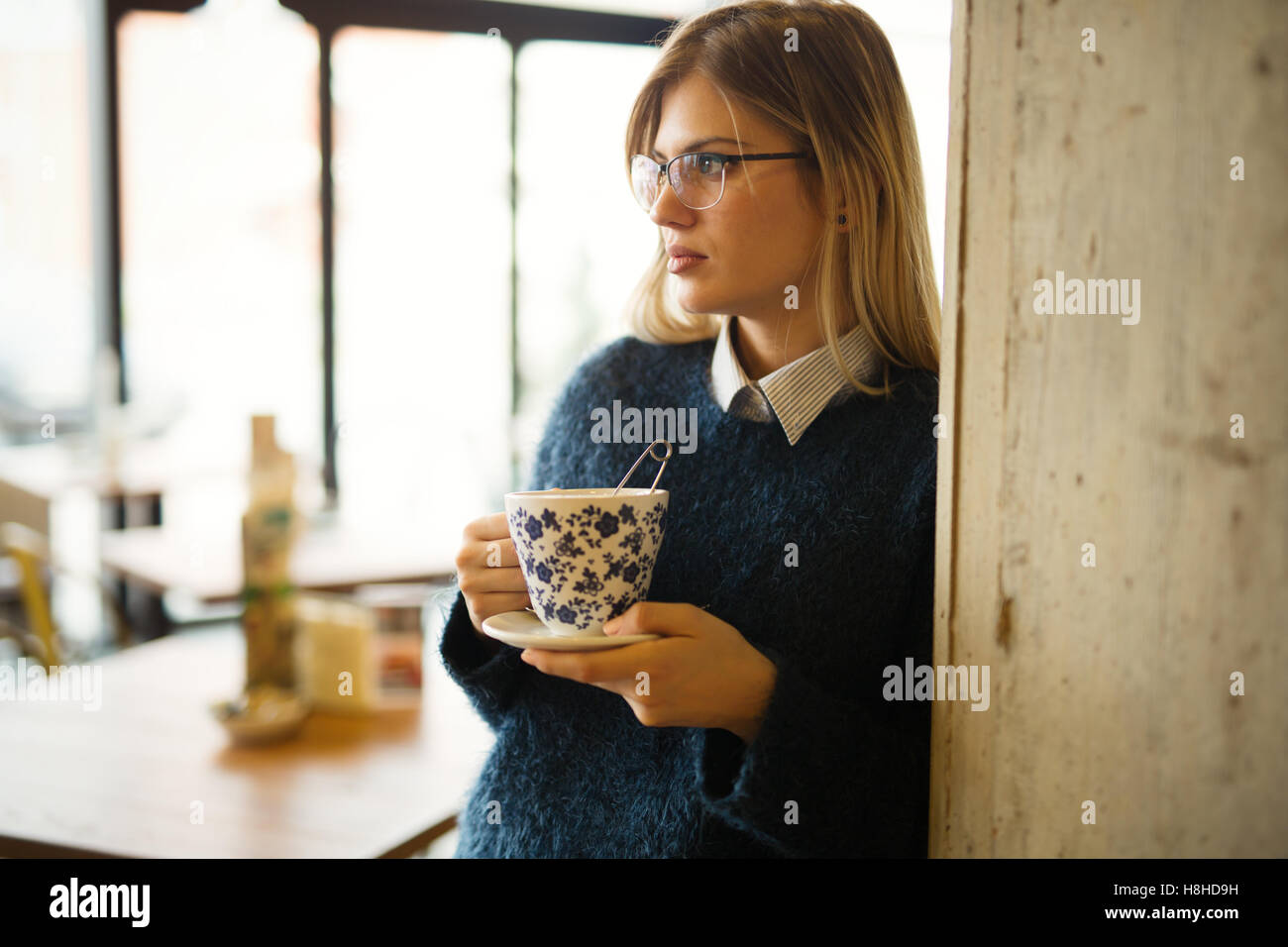 Attraente donna bionda di bere il caffè Foto Stock