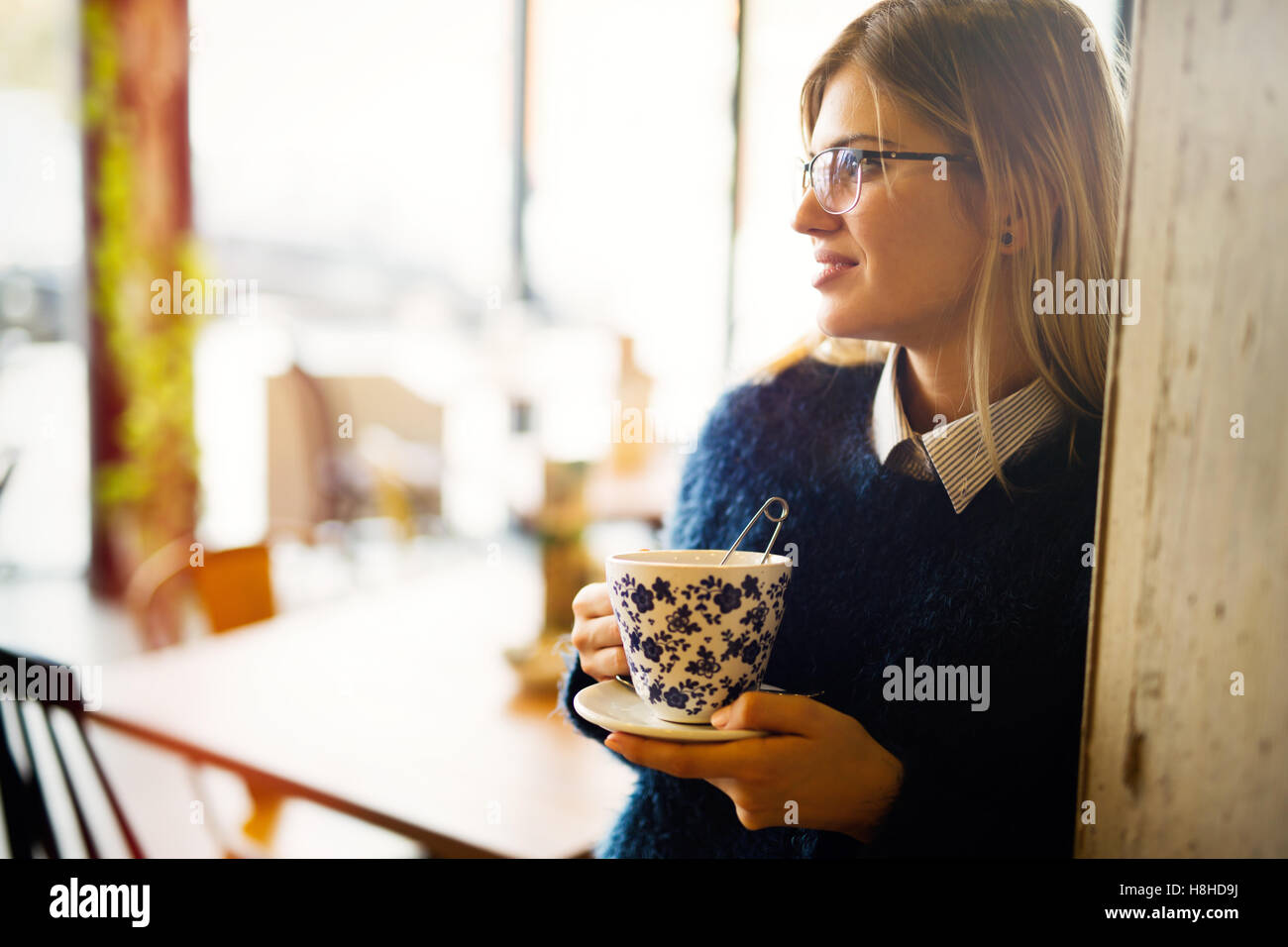 Attraente donna bionda di bere il caffè Foto Stock