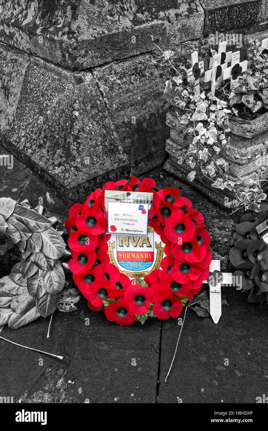 Ghirlanda di rosso dalla Normandia Associazione dei veterani schioccato da una immagine in bianco e nero del cenotafio a Stockton Heath Foto Stock