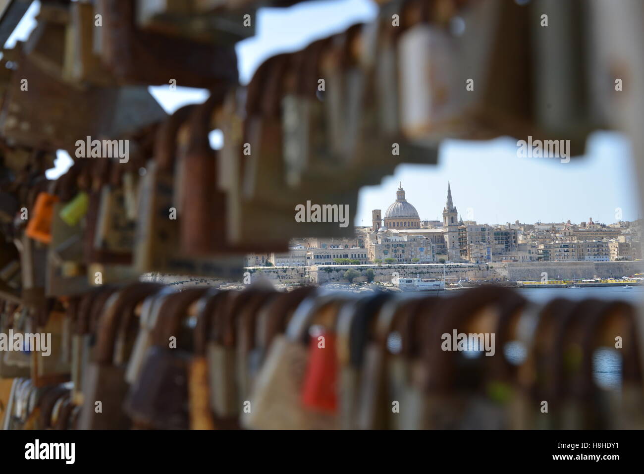 La Valletta, Malta, inquadrata all'interno di lucchetti legata a ringhiera Foto Stock