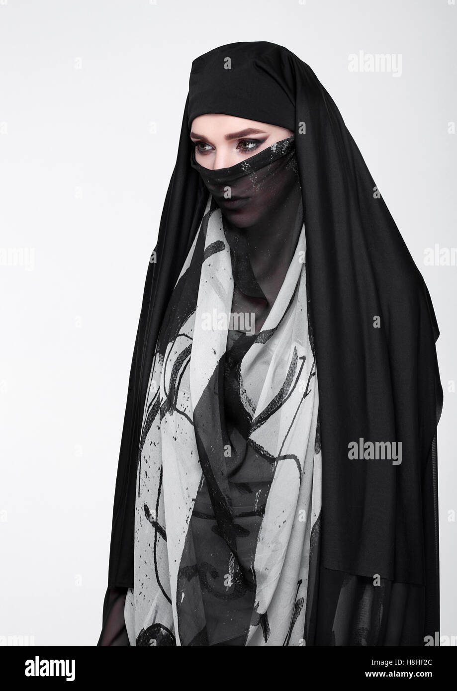 Woman with burqa immagini e fotografie stock ad alta risoluzione - Alamy