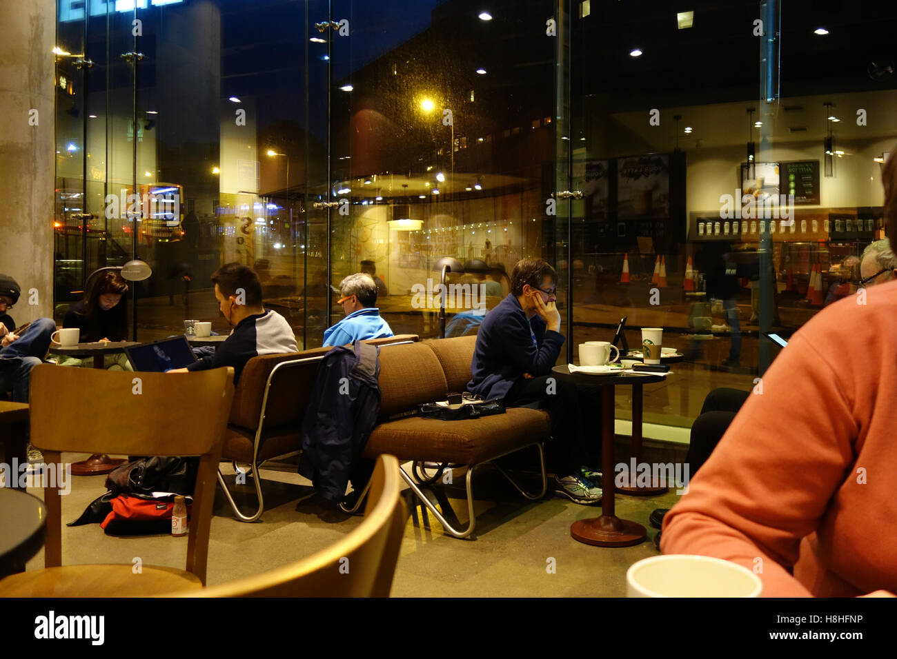 I clienti in cafe Foto Stock