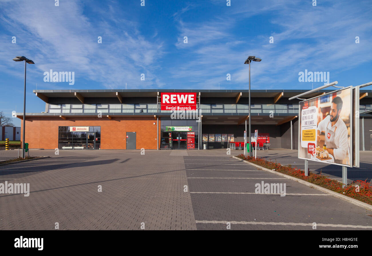 BURG / Germania - 13 novembre 2016: controllata dalla catena di supermercati tedesca, REWE. La Rewe è un gruppo tedesco diversificato retai Foto Stock