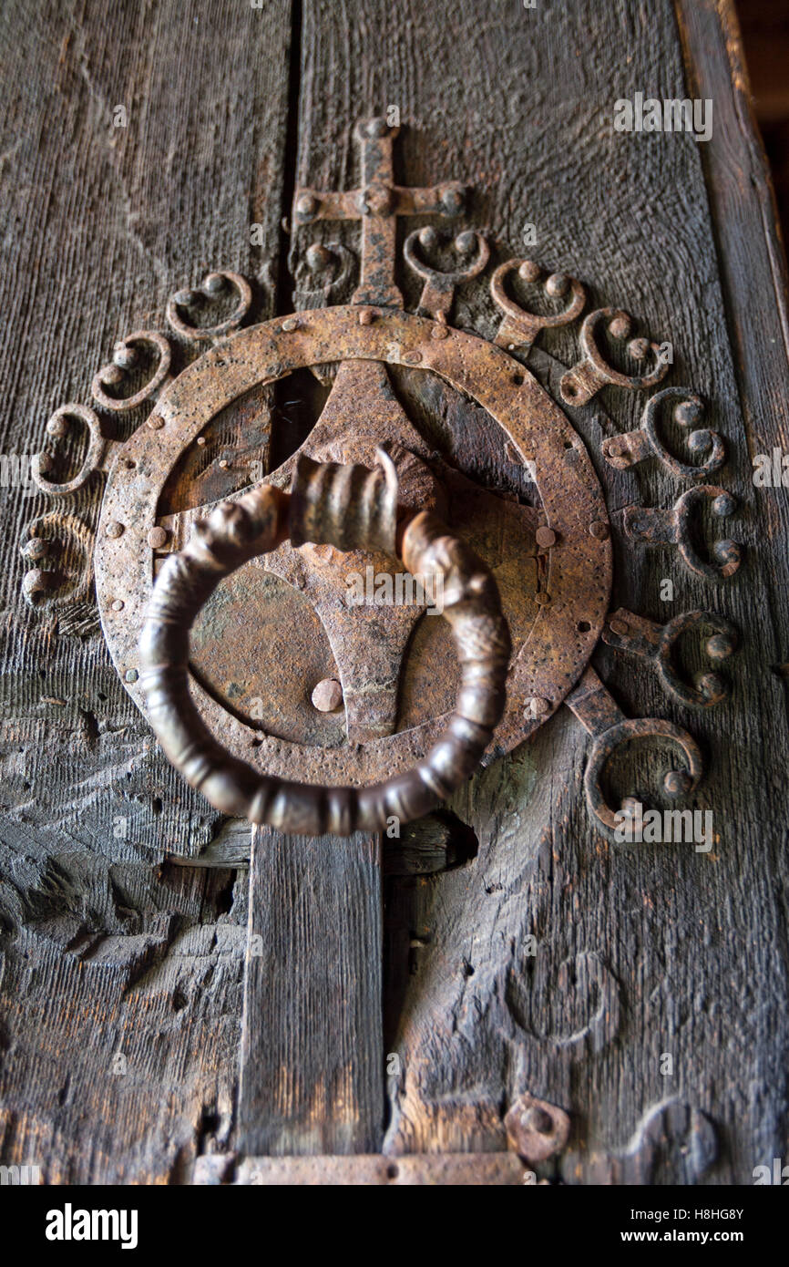 Metallo respingente in la principale porta di ingresso alla chiesa di Urnes, Ornes, lucentezza, Sogn og Fjordane county, Norvegia Foto Stock