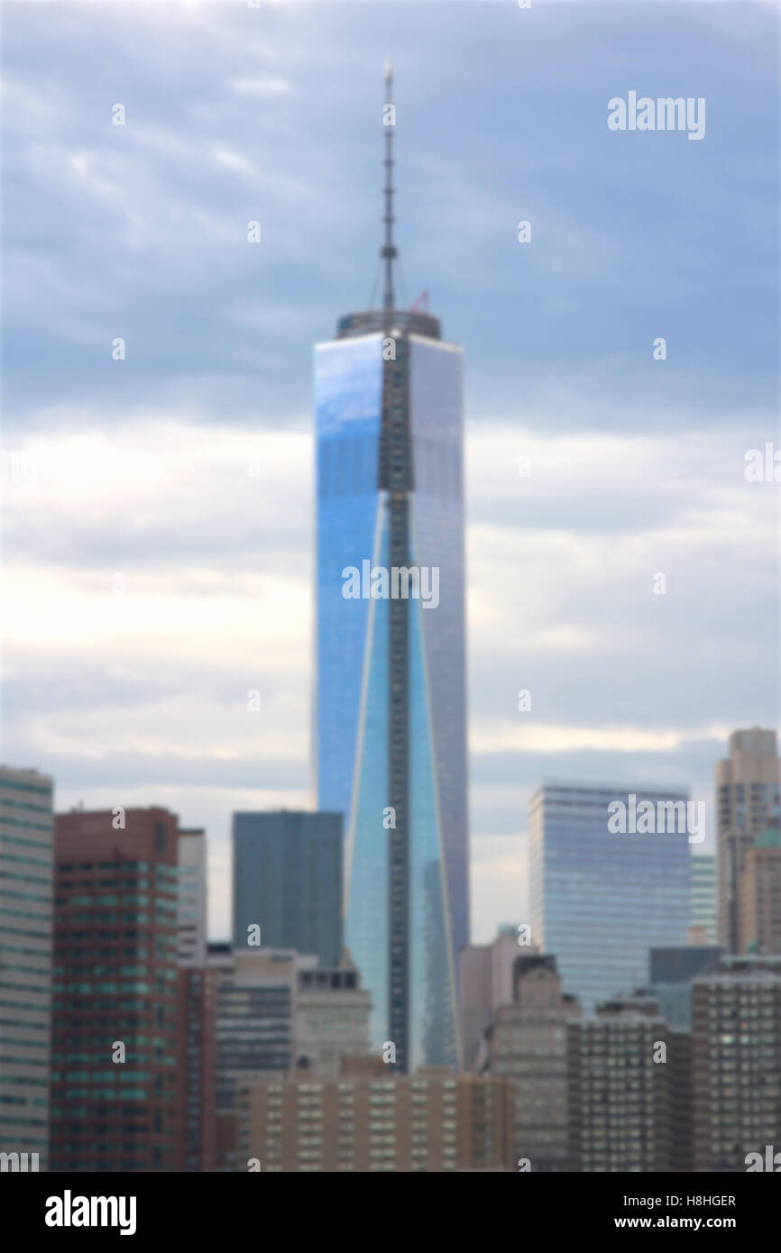 Sfocare lo sfondo della libertà la costruzione della torre nel centro cittadino di Manhattan insieme contro la sera nuvole. Foto Stock