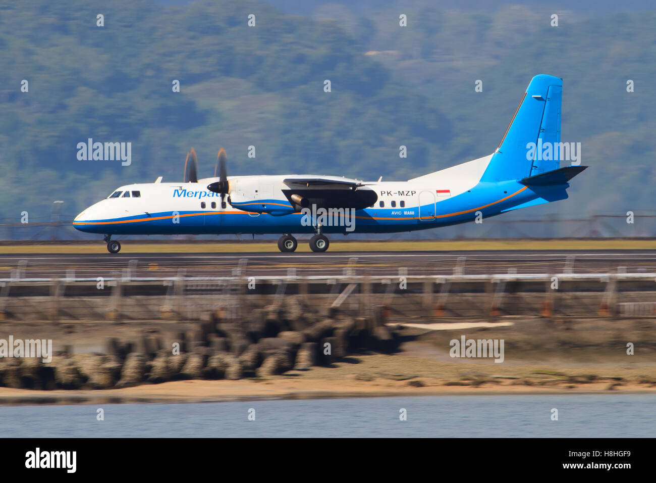 Bali/Indonesia Febbraio 19, 2013: Xiâ??un MA60 da Xiâ??un MA60 decollo all'aeroporto di Bali. Foto Stock