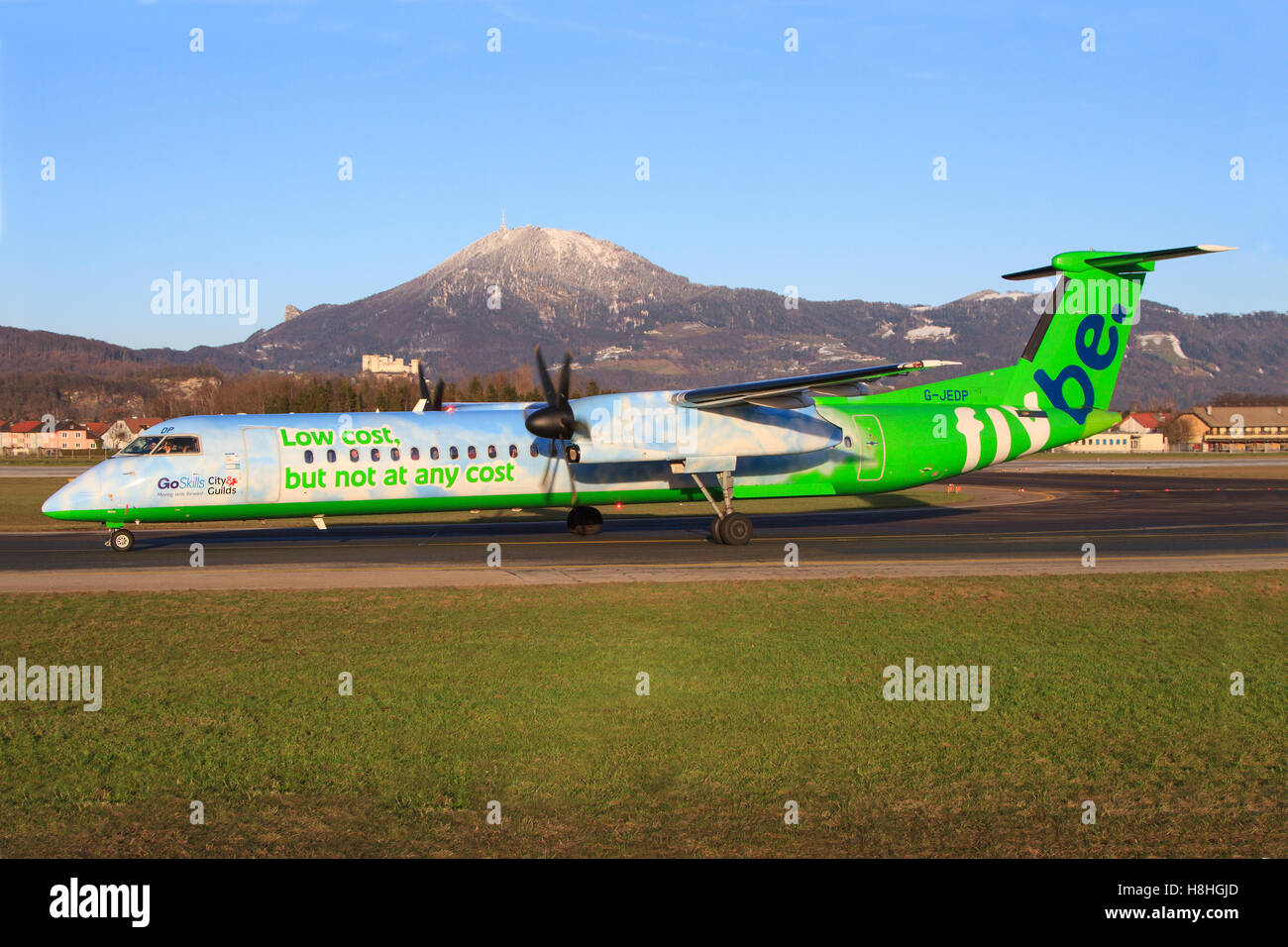 Salzburg Austria/Agosto 9, 2016: Flybe Dash 8 austriaca dalla atterraggio all'aeroporto di Salisburgo. Foto Stock