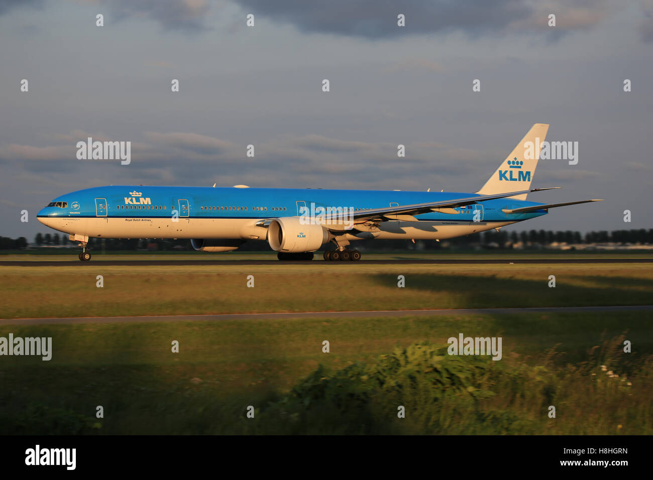 Amsterdam/Netherland Oktober 29, 2016: Boeing 777 di KLM atterraggio all'Aeroporto di Amsterdam Foto Stock