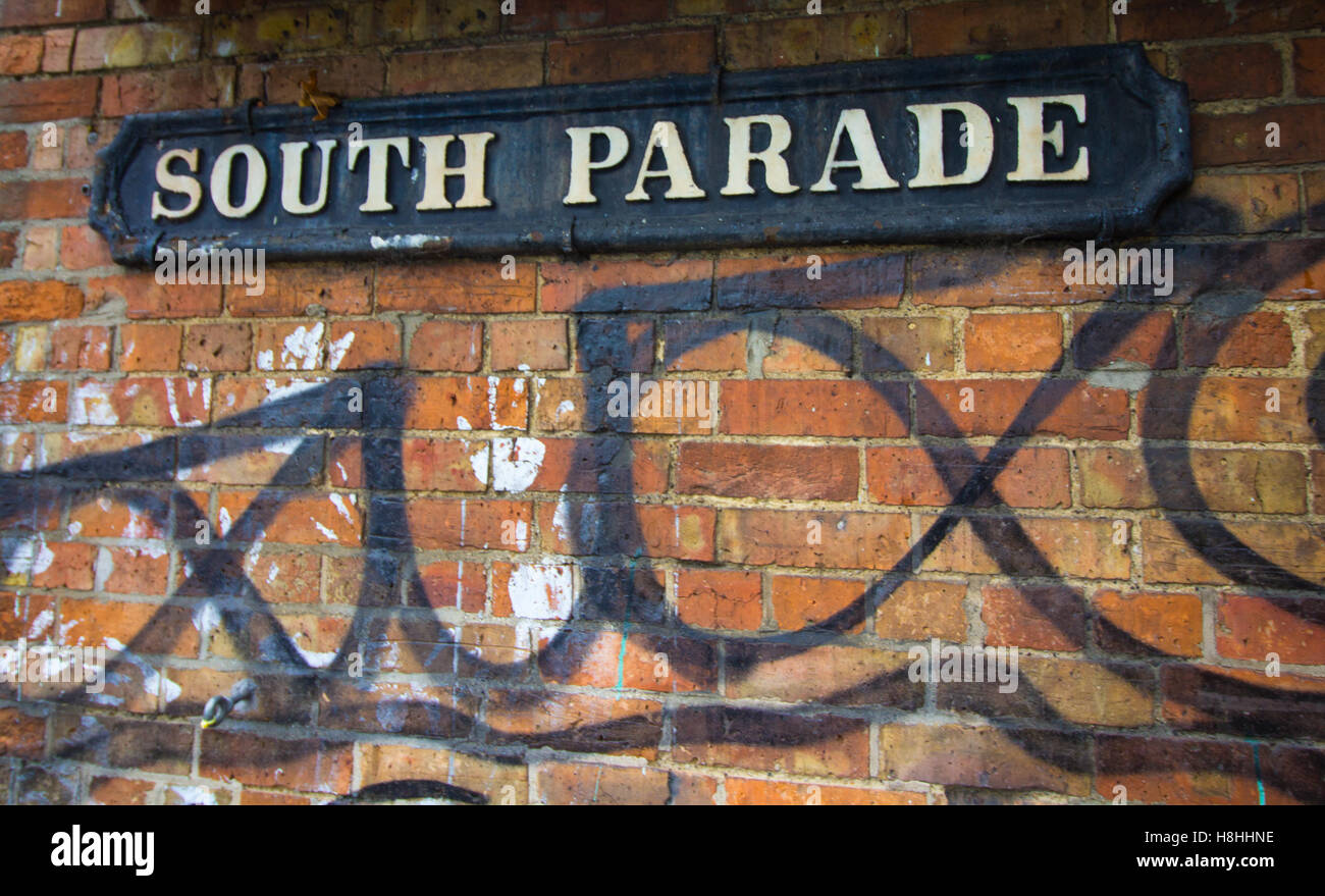 South Parade Street Sign & Graffiti su un muro di mattoni in Affluent Summertown, North Oxford, Regno Unito Foto Stock