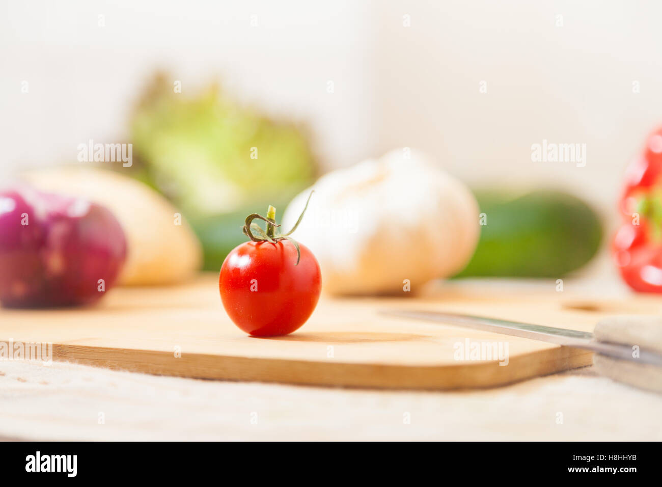 Poco pomodoro cocktail risiede su una scheda Foto Stock