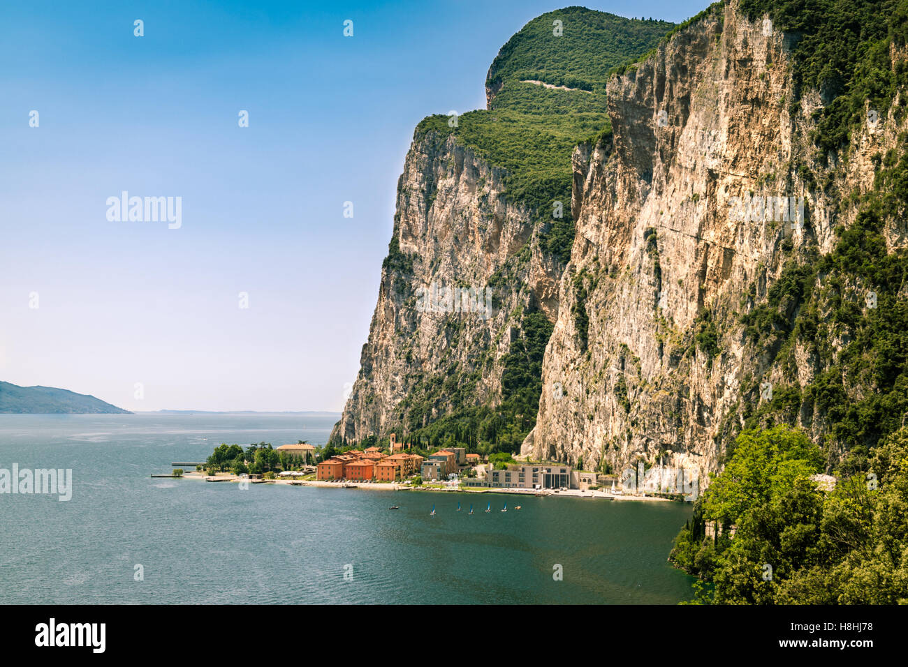 Vista di Campione del Garda vicino a Limone sul Garda,Lago di Garda,l'Italia. Foto Stock