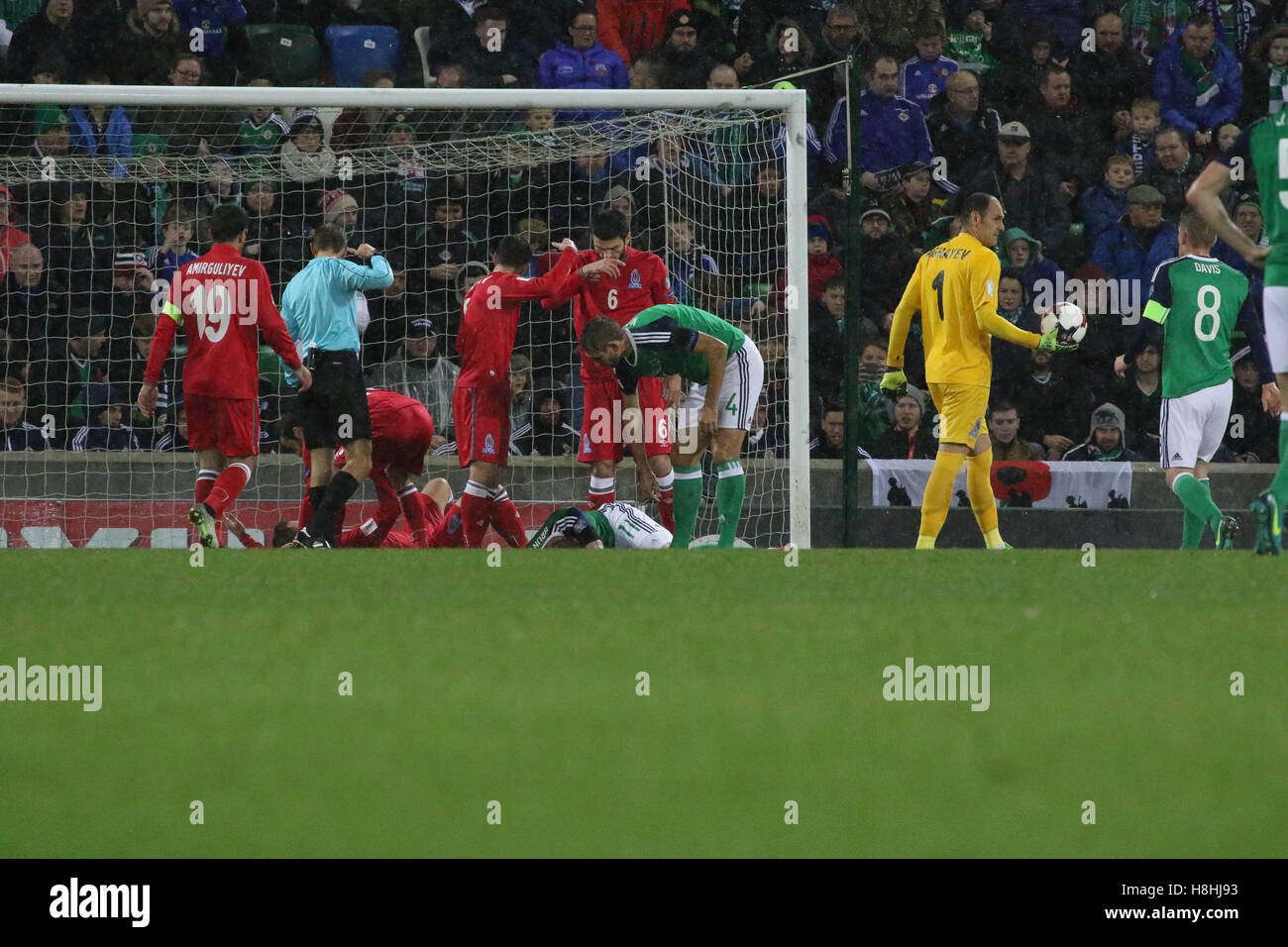 Belfast, Irlanda del Nord. 11 novembre 2016. La Coppa del Mondo di Calcio - Irlanda del Nord 4 Azerbaigian 0. Chris Scotto (destra - Irlanda del Nord) e Maksim Medvedev (Azerbaigian) giacciono feriti dopo uno scontro accidentale dei capi. Foto Stock