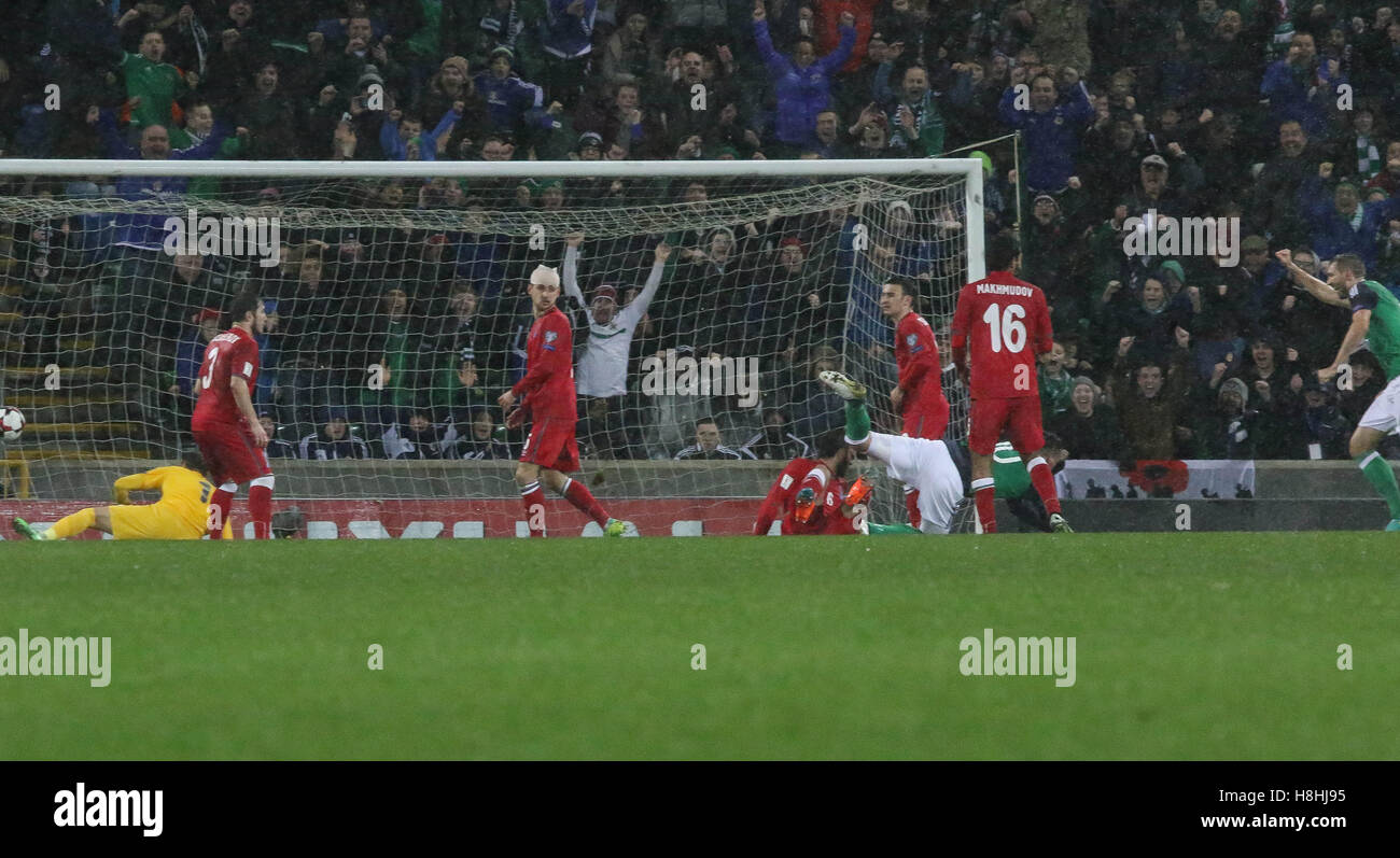 Belfast, Irlanda del Nord. 11 novembre 2016. La Coppa del Mondo di Calcio - Irlanda del Nord 4 Azerbaigian 0. Kyle Lafferty (10 - andando a massa) incendi Irlanda del Nord nel piombo. Foto Stock