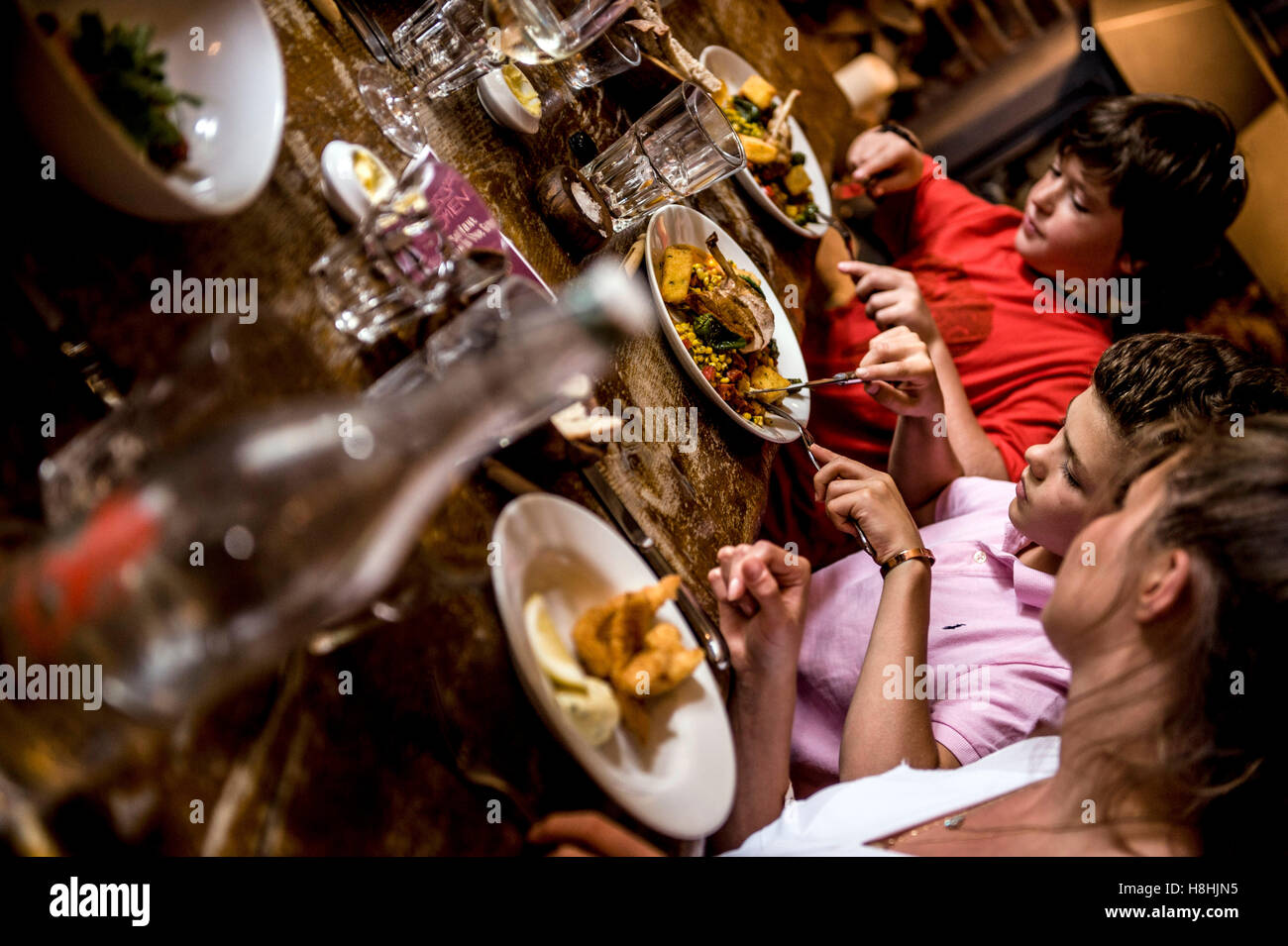 Famiglia pranzo al pub @ l'acclamato Michelin Red Lion Freehouse appena stato insignito del buon cibo Guide's Pub dell'anno. Di proprietà e gestito da marito e moglie Guy e Brittany Manning . Il Red Lion Freehouse Oriente Chisenbury, Pewsey, Wiltshire, SN9 6AQ Foto Stock