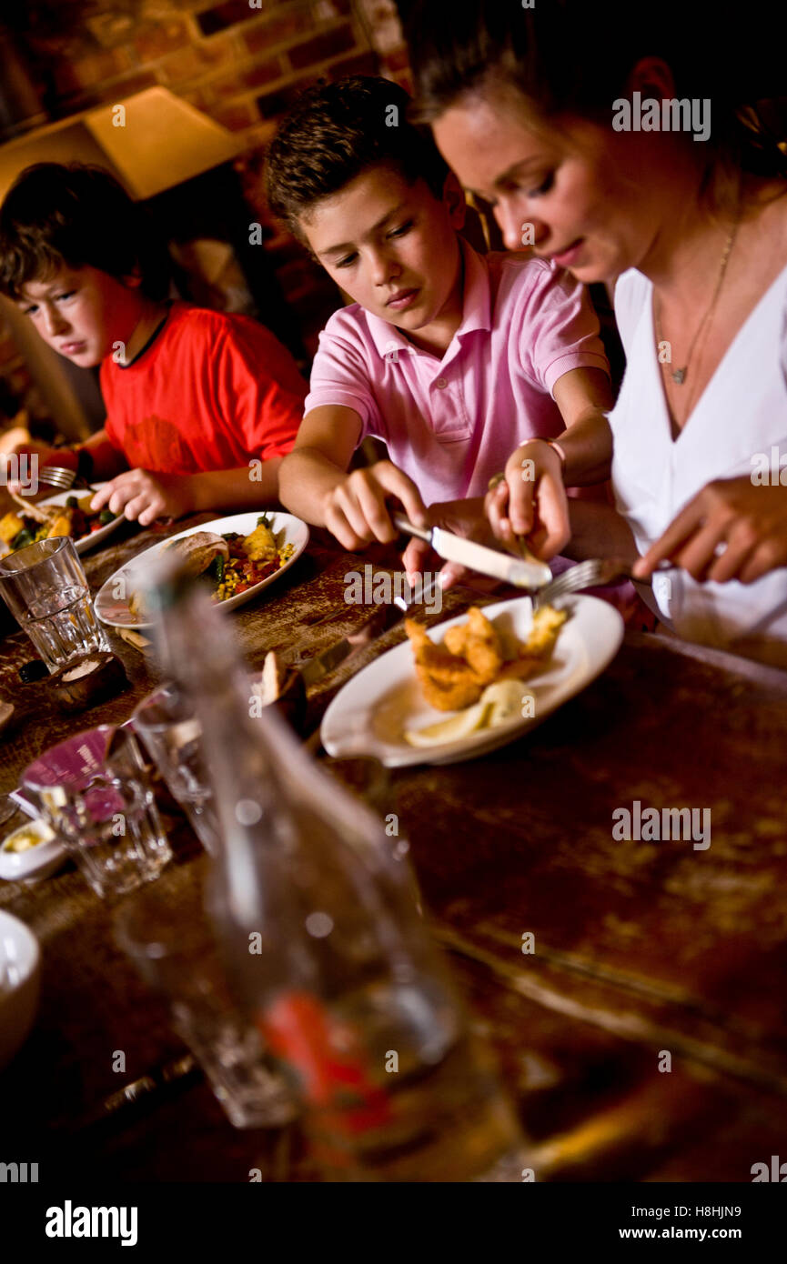 Famiglia pranzo al pub @ l'acclamato Michelin Red Lion Freehouse appena stato insignito del buon cibo Guide's Pub dell'anno. Di proprietà e gestito da marito e moglie Guy e Brittany Manning . Il Red Lion Freehouse Oriente Chisenbury, Pewsey, Wiltshire, SN9 6AQ Foto Stock