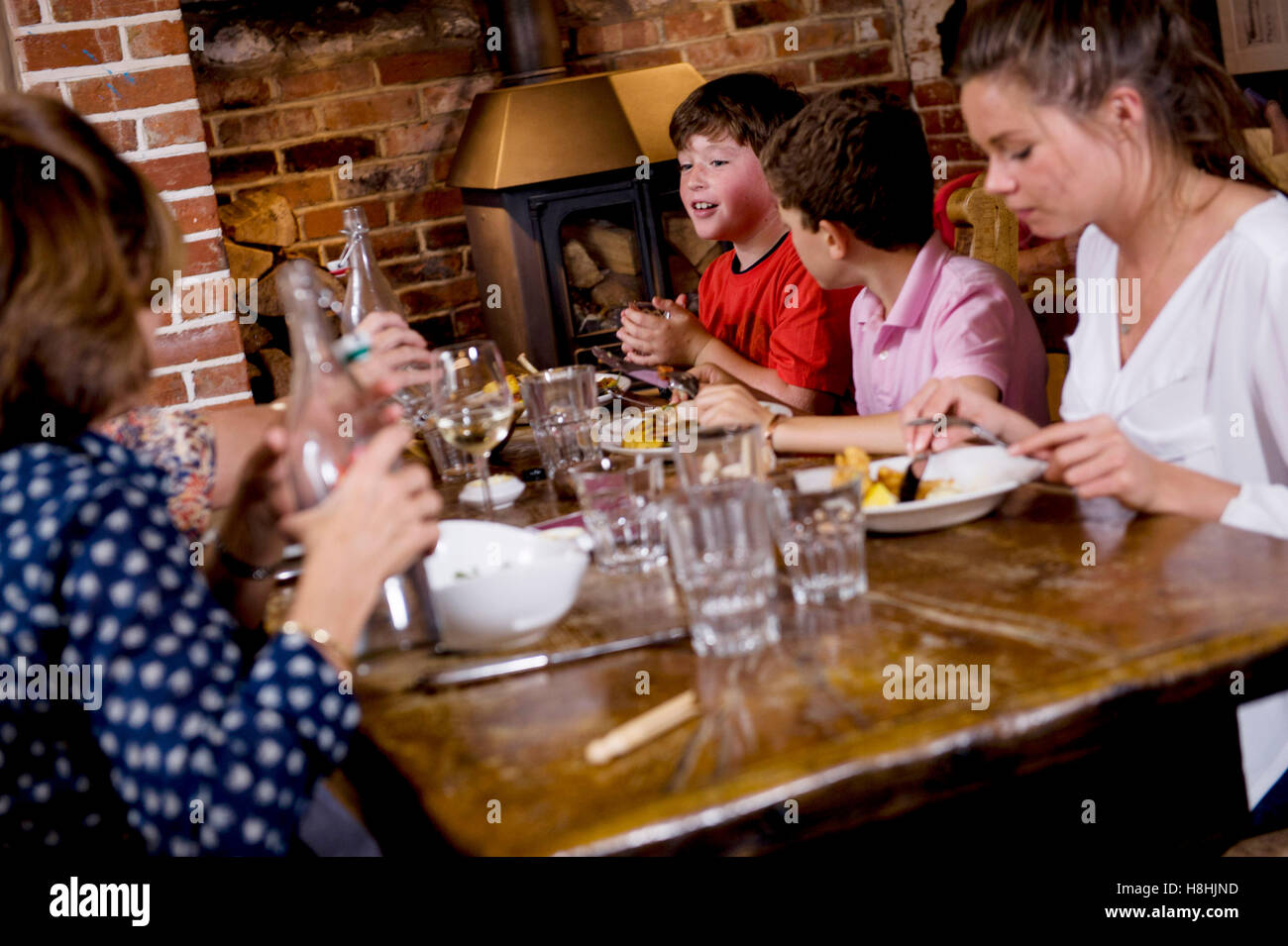Famiglia pranzo al pub @ l'acclamato Michelin Red Lion Freehouse appena stato insignito del buon cibo Guide's Pub dell'anno. Di proprietà e gestito da marito e moglie Guy e Brittany Manning . Il Red Lion Freehouse Oriente Chisenbury, Pewsey, Wiltshire, SN9 6AQ Foto Stock