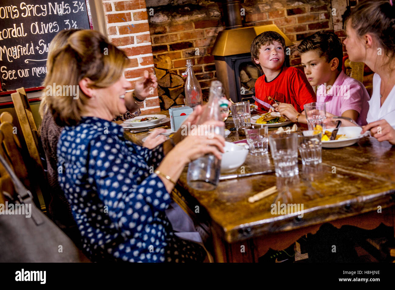 Famiglia pranzo al pub @ l'acclamato Michelin Red Lion Freehouse appena stato insignito del buon cibo Guide's Pub dell'anno. Di proprietà e gestito da marito e moglie Guy e Brittany Manning . Il Red Lion Freehouse Oriente Chisenbury, Pewsey, Wiltshire, SN9 6AQ Foto Stock