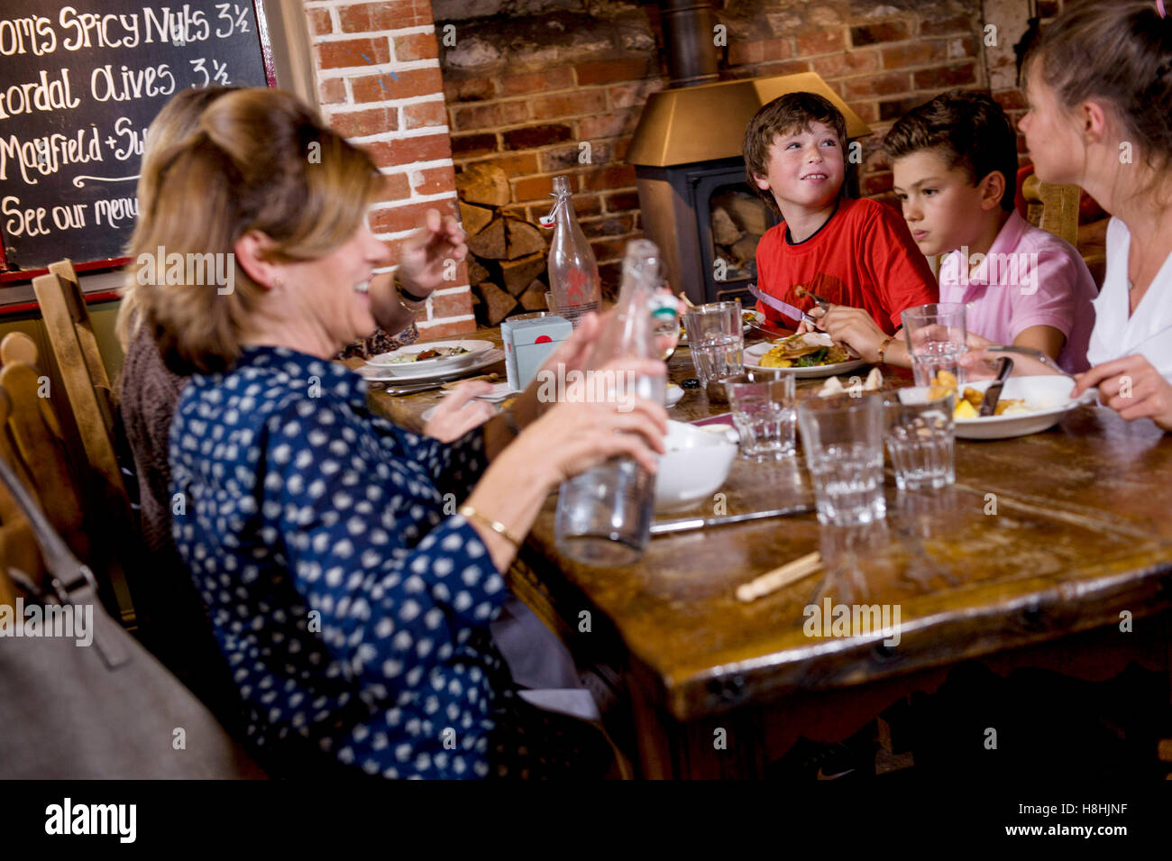 Famiglia pranzo al pub @ l'acclamato Michelin Red Lion Freehouse appena stato insignito del buon cibo Guide's Pub dell'anno. Di proprietà e gestito da marito e moglie Guy e Brittany Manning . Il Red Lion Freehouse Oriente Chisenbury, Pewsey, Wiltshire, SN9 6AQ Foto Stock