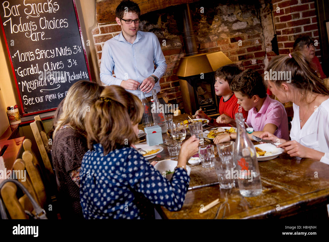 Famiglia pranzo al pub @ l'acclamato Michelin Red Lion Freehouse appena stato insignito del buon cibo Guide's Pub dell'anno. Di proprietà e gestito da marito e moglie Guy e Brittany Manning . Il Red Lion Freehouse Oriente Chisenbury, Pewsey, Wiltshire, SN9 6AQ Foto Stock