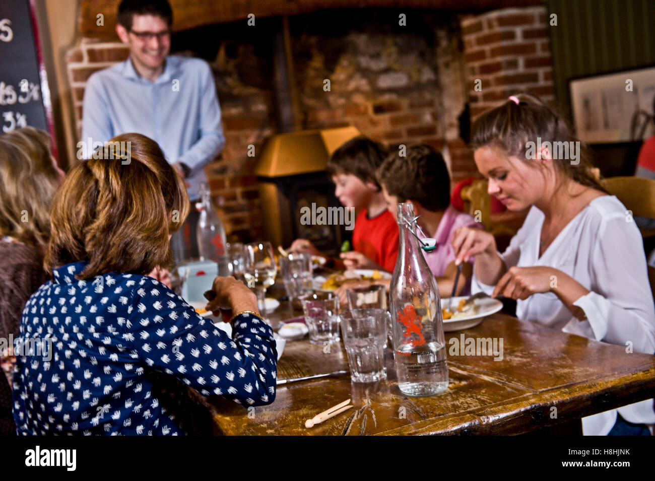 Famiglia pranzo al pub @ l'acclamato Michelin Red Lion Freehouse appena stato insignito del buon cibo Guide's Pub dell'anno. Di proprietà e gestito da marito e moglie Guy e Brittany Manning . Il Red Lion Freehouse Oriente Chisenbury, Pewsey, Wiltshire, SN9 6AQ Foto Stock