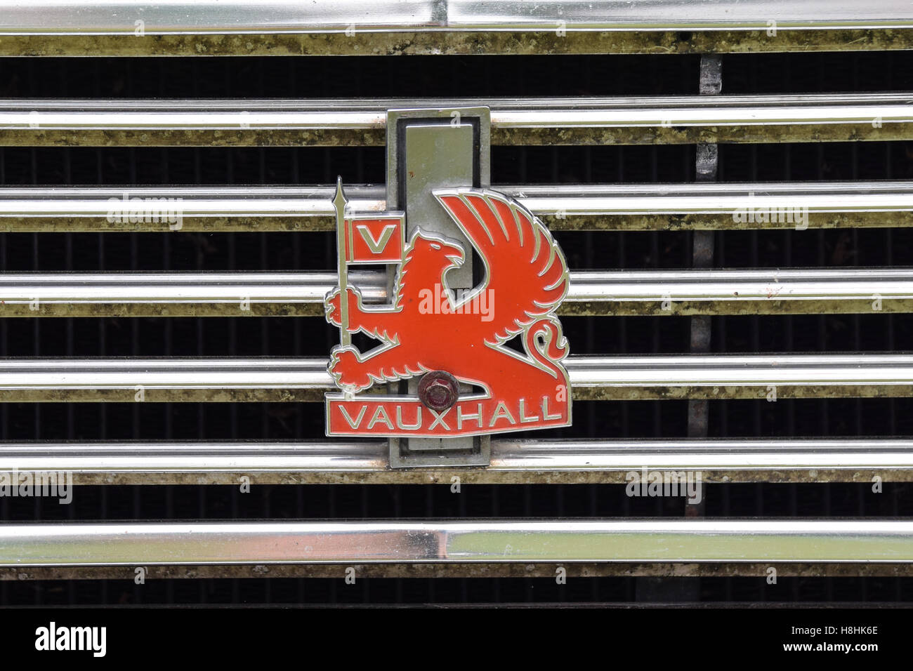 Vauxhall logo dalla fine degli anni settanta / primi anni ottanta sulla parte anteriore della griglia per auto Foto Stock