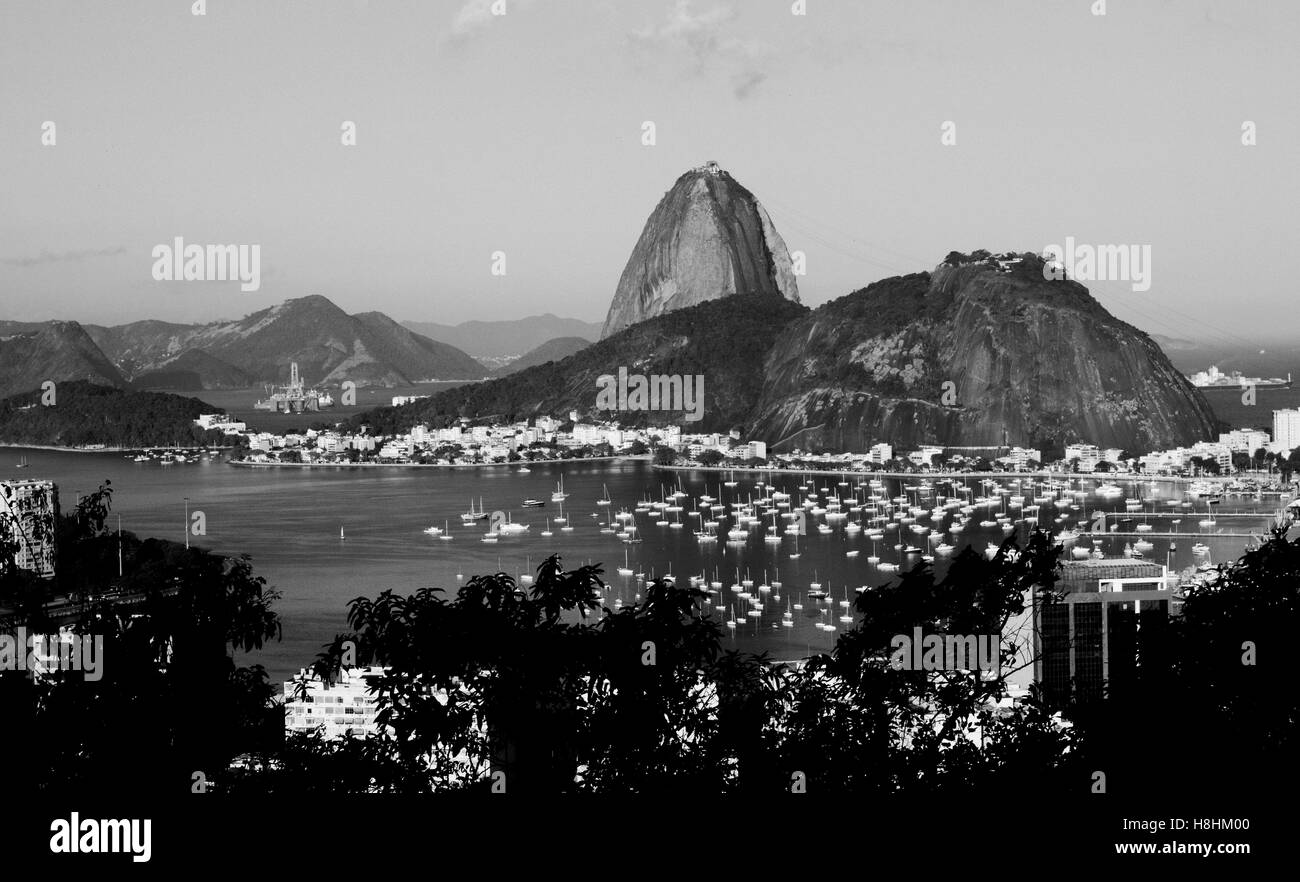 Il pan di zucchero e la baia di Guanabara a Rio de Janeiro in Brasile. Foto Stock