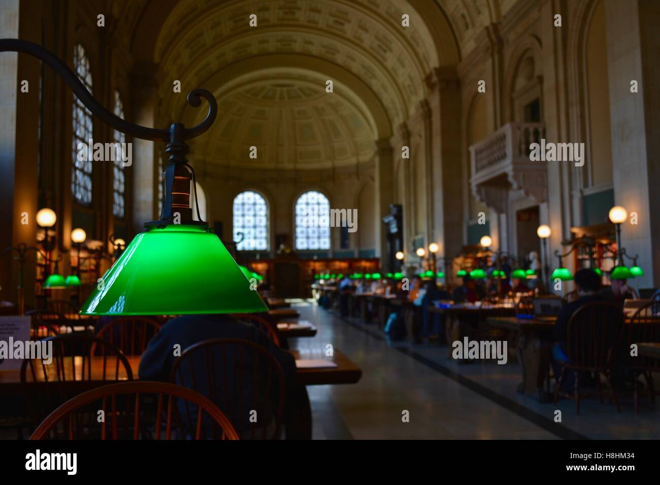 Una vista all'interno dell'iconico Bates Hall della Boston Public Library in Copley Square a Boston's Back Bay. Foto Stock