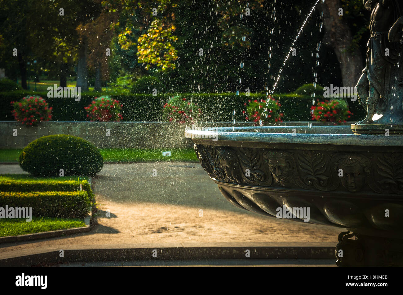 La Fontana Cantante a Praga: gocce d'acqua che cadono sul bordo della coppa inferiore evocano incantevoli toni quando si ascolta. Foto Stock