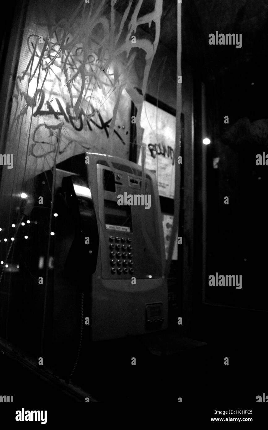 Telefono pubblico con graffiti Foto Stock