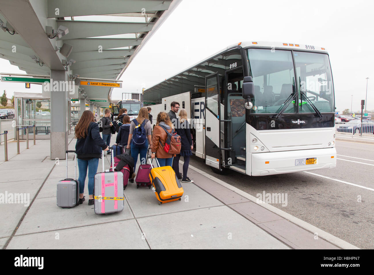 Tourist di prendere un autobus per Manhattan ,dall'Aeroporto Newark di New Jersey, New York, Stati Uniti d'America. Foto Stock