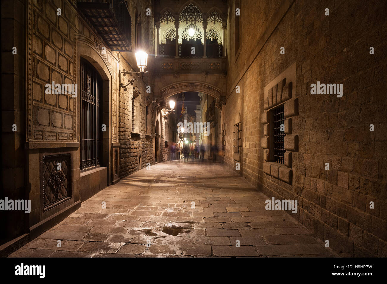 Spagna, Barcellona, quartiere Gotico - Barri Gotic di notte, Bridge crossing Carrer del Bisbe street, punto di riferimento della città Foto Stock