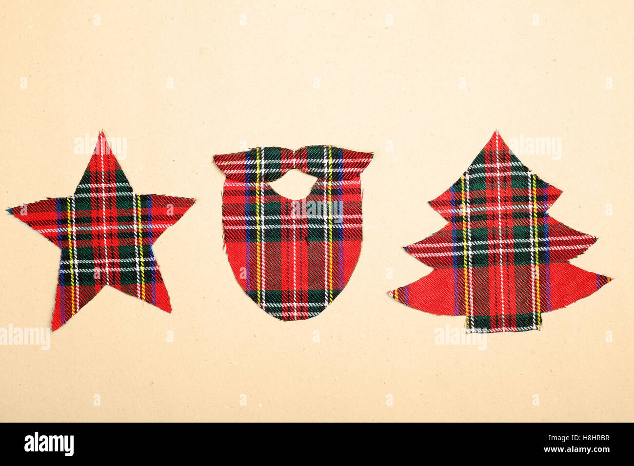 Tanga decorazioni di Natale fatti a mano controllati forma tessuto su carta Foto Stock