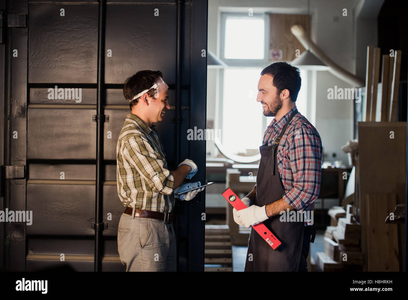 Architetti maschio stringe la mano al sito in costruzione Foto Stock
