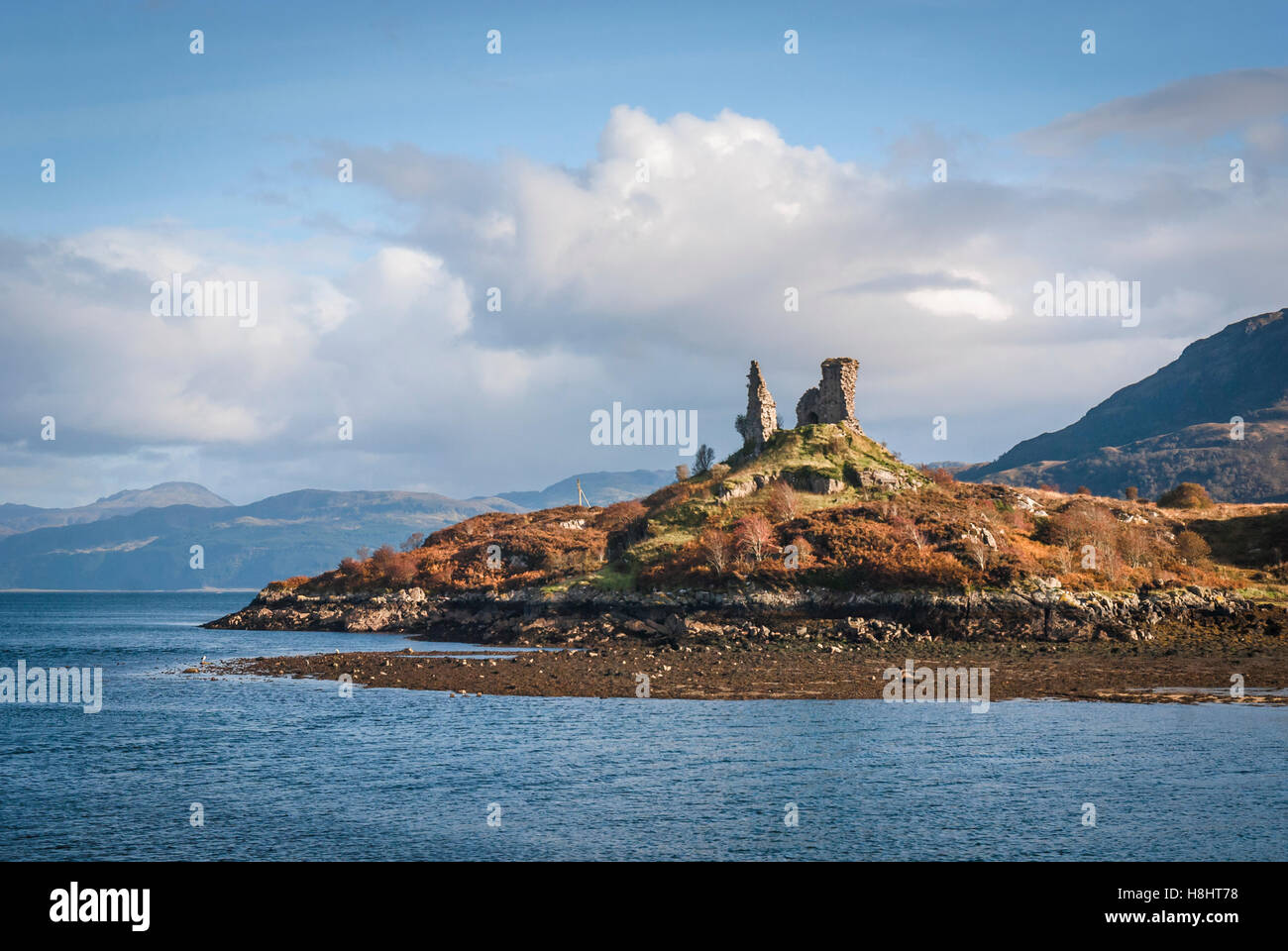 Una immagine di panorama dei resti del Castello Maol, preso dal porto di Kyleakin, Isola di Skye in Scozia, Foto Stock