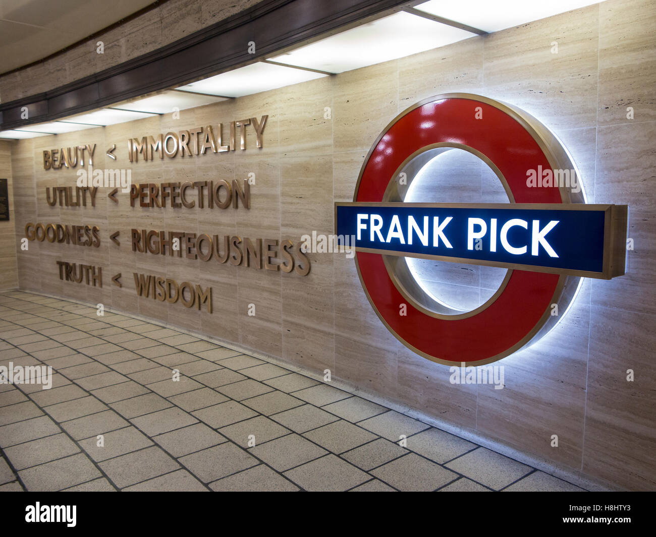 Londra - Frank Pick Roundel svelata a Piccadilly Circus Foto Stock