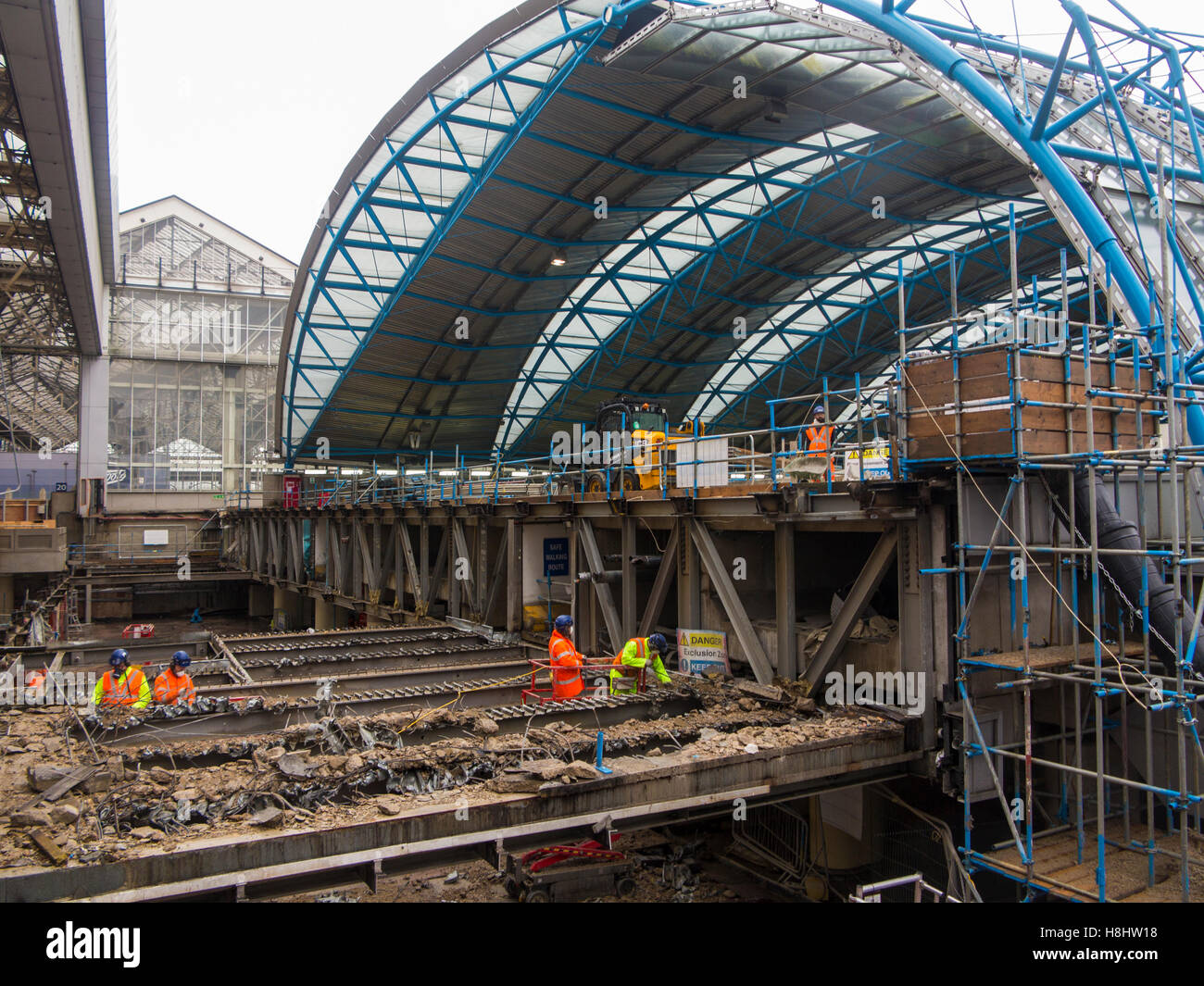 Londra, la stazione di Waterloo : investimento di oltre £800m per migliorare la Gran Bretagna è più trafficata Stazione ferroviaria Foto Stock