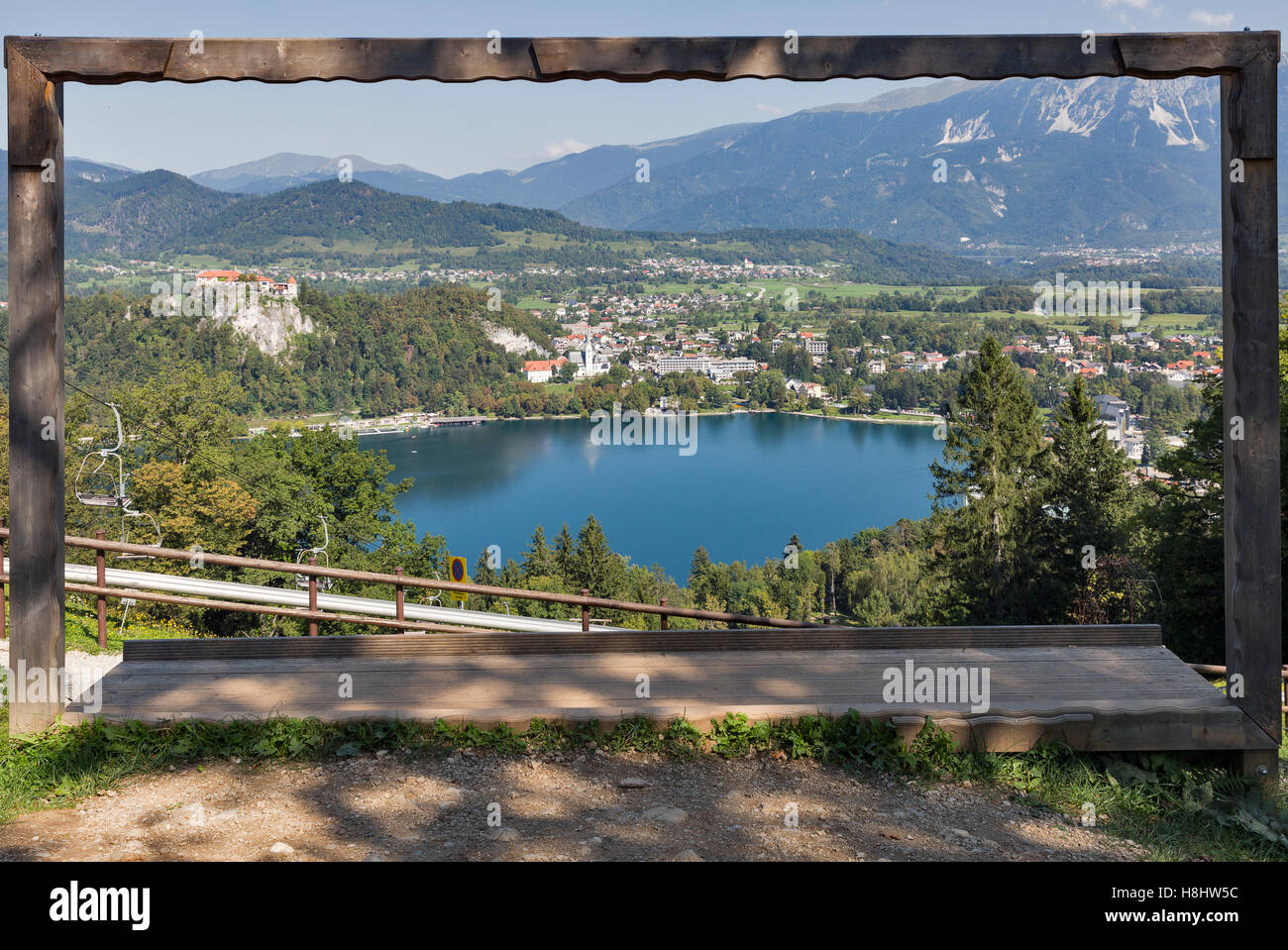 Foto di legno sul telaio Straza, una piccola collina a sud del Lago di Bled, Slovenia con la vista sul lago al castello di Bled e Foto Stock