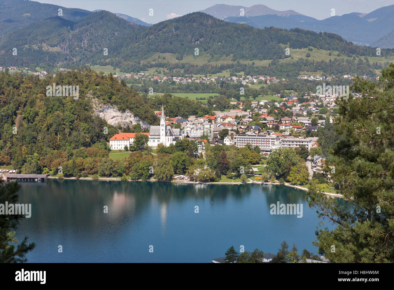 Bled cityscape con St. Martins Chiesa Parrocchiale che si affaccia sul lago di Bled in Slovenia. Uno dei siti pittoreschi della nazione. Foto Stock