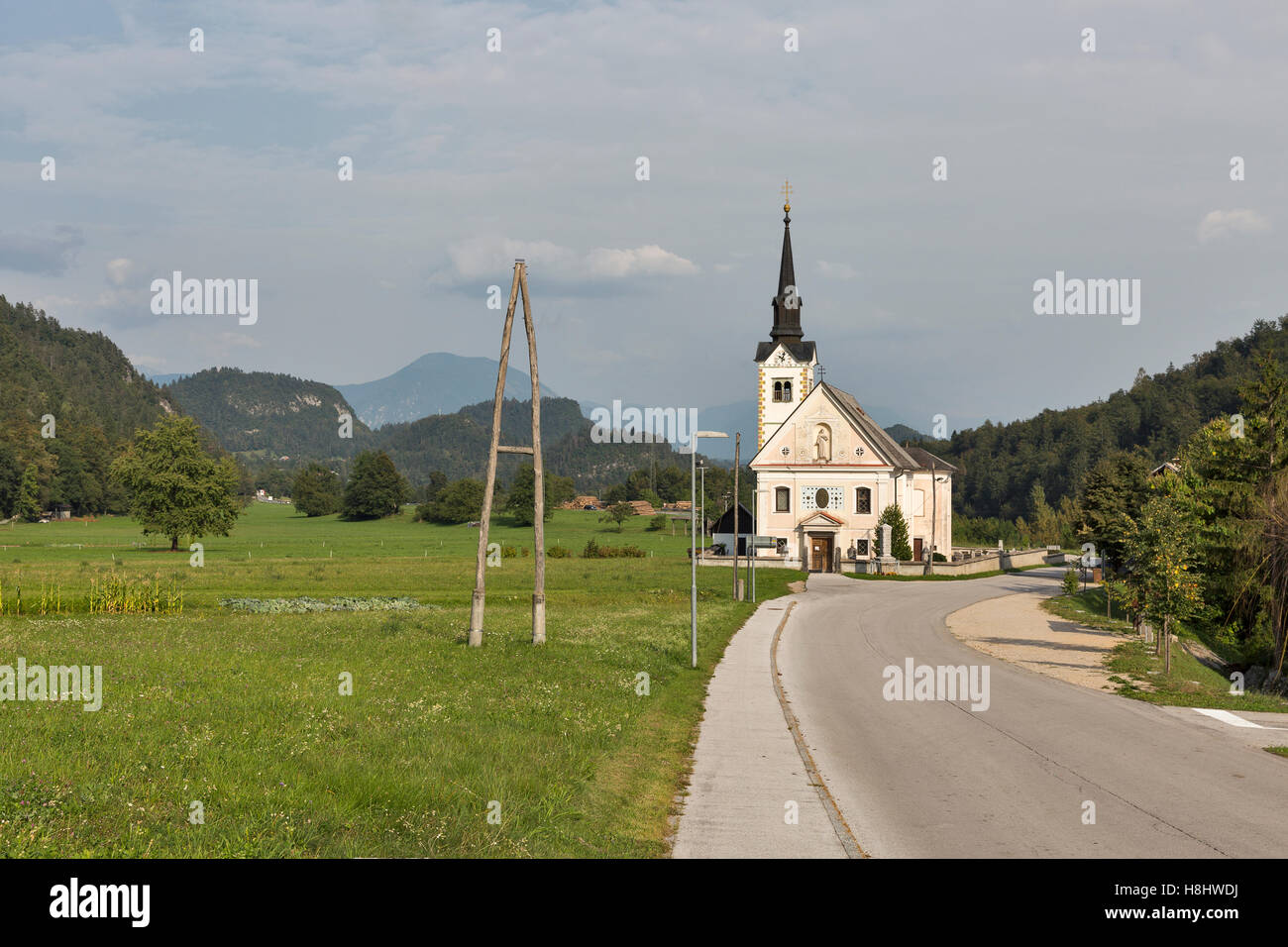 Chiesa Parrocchiale di Santa Margherita, tradizionale della Chiesa cattolica in Bohinjska Bela Village, vicino al lago di Bled, Slovenia. Foto Stock